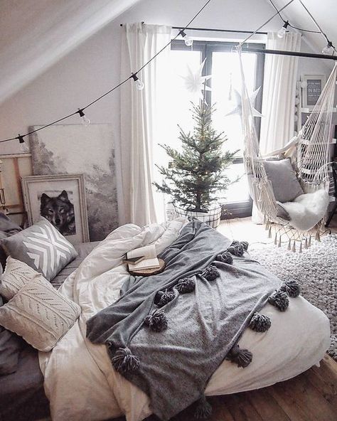 białe zasłony, z tyłu w rogu półka-drabinka Bedroom Fancy, Winter Bedroom, Interior Boho, Hiasan Bilik Tidur, White Shades, Loft Room, Christmas Bedroom, Canopy Bed, Cozy Room