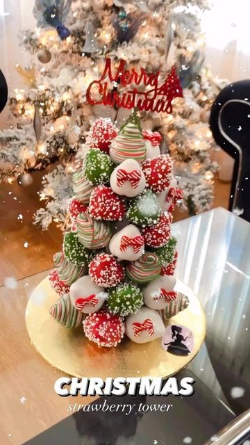 Silvi Sargsyan 🇦🇲🇺🇸 on Instagram: "🎅🏻🎄For orders write DM 💌 or contact 📱818-452-8480 Hurry to make your Christmas preorders #strawberrytower #strawberrytowers #macarontower #sweetsixteen #eventplanning #partydesserts #eventdesserts #ınstagood #reeloftheday #macaroncake #macaronlover #strawberrybouquet" Chocolate Covered Strawberry Christmas Tree, Christmas Strawberry Tower, Christmas Dipped Strawberries, Christmas Covered Strawberries, Aura Christmas, Christmas Chocolate Covered Strawberries, Christmas Strawberries, Strawberry Christmas Tree, Sweet Business