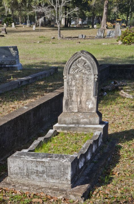 A Bedstead with a Gothic tablet Headstone | ClipPix ETC: Educational Photos for Students and Teachers Blue Background Plain, Graven Images, Foam Art, Creepy Halloween Decorations, Cemetery Art, What To Draw, Standing Poses, Jesus Art, Creepy Halloween