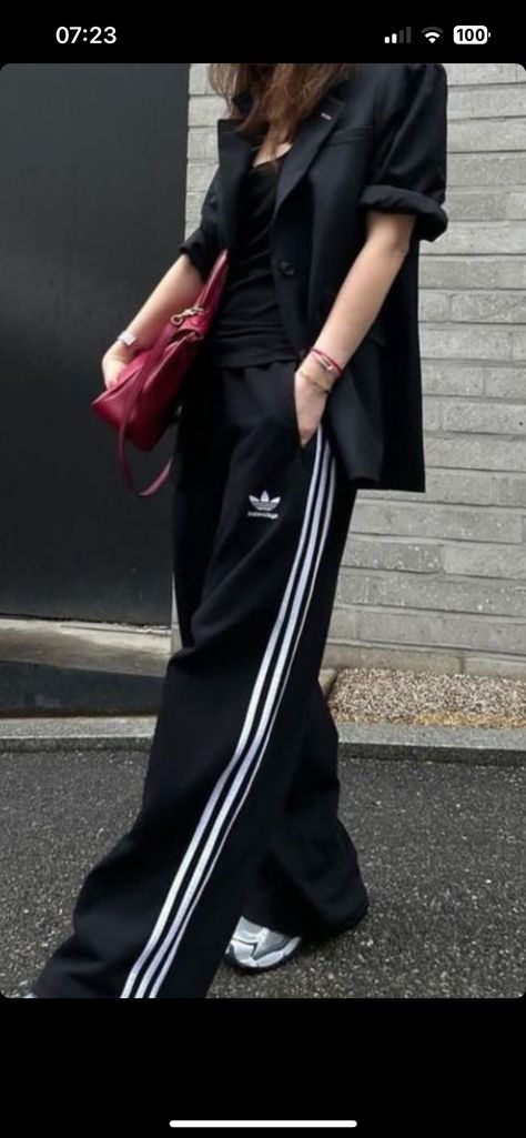 Black Sneakers Outfit Summer, Adidas Wide Leg Pants Outfit, Adidas Fashion Women, Black Wide Leg Pants Outfit, Sporty Glam, Adidas Pants Outfit, Black Sneakers Outfit, Adidas Pants Women, Adidas Women Fashion