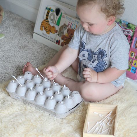 Fun baby activity using things that you already have around the house. All you need is a few recyclables and q-tips. It's mindblowing how engaging this game is for 12-18 month olds! Infant Activity, Activities For One Year Olds, Grub Hub, Baby Sensory Play, Baby Sitting, Baby Play Activities, Fun Activities For Toddlers, Busy Boxes, Baby Activity