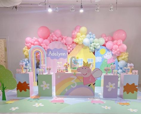 Peppa Pig Themed Birthday Party, Balloon Decorations Diy Tutorials, Peppa Pig Birthday Party Decorations, Peppa Pig Decorations, Birthday Party Snacks, Pepa Pig, 3rd Birthday Cakes, Winnie The Pooh Birthday, Third Birthday Party