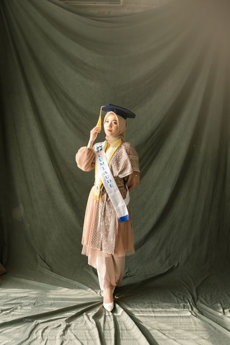 Konsep Foto Wisuda Studio, Couple Foto, Kebaya Brukat, Family Photo Studio, Family Studio Photography, Ootd Poses, Studio Photoshoot Ideas, Grad Photography, Graduation Photography Poses