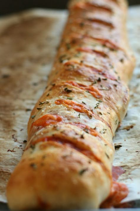 Do you know how to make Stromboli? Get this step-by-step tutorial on how to make this pizza-inspired appetizer! Original recipe posted 01/13/12. I just added the video you see above!! LOVE this recipe so much. Now, do you know what Stromboli is? I was first introduced to this magnificent appetizer when I worked as a...Read More How To Make Stromboli, Pillsbury Pizza Dough, Pillsbury Pizza, Stromboli Recipe, Pizza Stromboli, Think Food, Minestrone, Ww Recipes, Weight Watchers Recipes