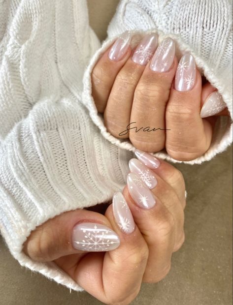 Pearly Winter Nails, Pearl Nails Christmas, White Chrome Nails Snowflake, White Chrome Snowflake Nails, Holiday Nails With Snowflake, White Snowflake Nail Design, Pearl Snowflake Nails, Winter Pearl Nails, Pearl Winter Nails