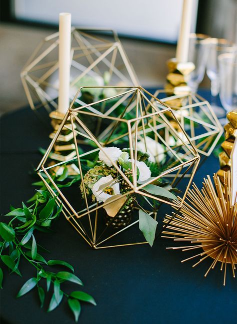 Art Deco Wedding Centerpieces, Architecture Origami, Geometric Terrarium Wedding, Jar Centerpiece Wedding, Centrepiece Wedding, Tree Architecture, Greenery Wedding Centerpieces, Terrarium Gifts, Terrarium Centerpiece