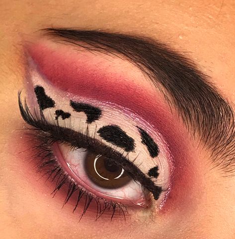 Cow Print Makeup Halloween, Scary Cowgirl Makeup, Cow Print Eyeshadow, Cowgirl Makeup Ideas Halloween, Cowboy Makeup Halloween, Cowgirl Makeup Looks, Cute Cow Makeup Halloween, Cow Eye Makeup, Cowgirl Halloween Makeup