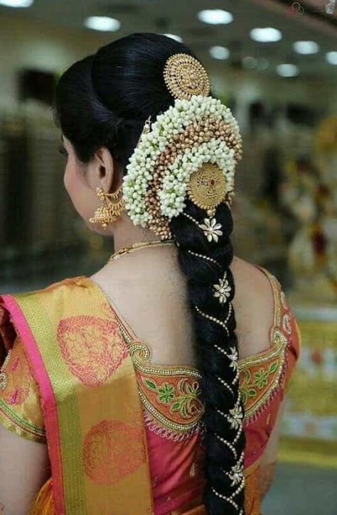 भारतीय दुल्हन संबंधी, South Indian Wedding Hairstyles, Hairstyles For Indian Wedding, Bridal Hair Decorations, Bridal Hairstyle Indian Wedding, Hair Style On Saree, Saree Hairstyles, Engagement Hairstyles, Bridal Hairdo