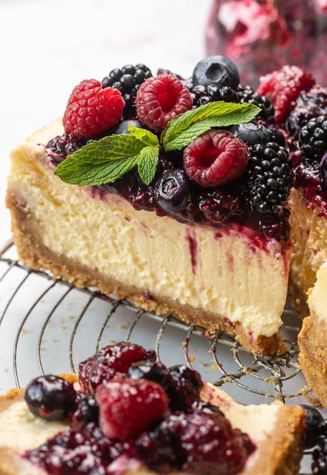 Recipes With Ricotta, Recipes With Ricotta Cheese, Cheesecake With Berries, Italian Ricotta Cheesecake, Dessert Gourmet, Baker By Nature, Ricotta Cheesecake, Pecan Pie Cheesecake, Berry Sauce