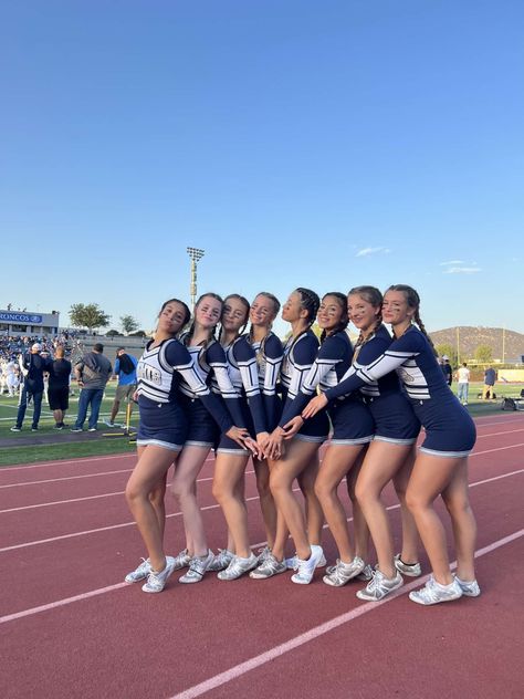 Cheer Football Pictures, Highschool Dance Team, Group Cheer Pictures, Cheer Poses With Friends, Cheer Group Pictures, Cute Cheer Poses, Cheer Photo Poses, Cheerleading Picture Poses, Cheer Friends