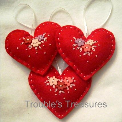 Sweet felt heart ornaments with buttons and a touch of embroidery--by Troublet of The Trouble with Crafting Hearts Valentines, Embroidery Hearts, Felt Christmas Decorations, Fabric Hearts, Felt Embroidery, Felt Heart, Felt Patterns, Heart Crafts, Felt Decorations