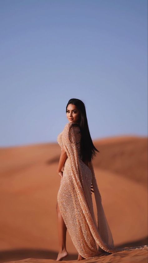 Desert Photoshoot Outfit, Desert Fashion Photography, Dilara Ozcan, Desert Photoshoot Ideas, Brown Sequin Dresses, African Bridesmaid Dresses, Glitter Fashion, Egyptian Women, Wedding Photoshoot Props