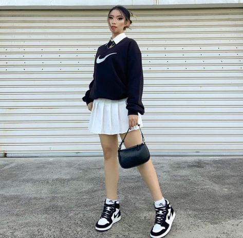 J1 Outfit Women, Nike Dunk Outfit Woman, Dunk Outfit Women, Hongkong Outfit, Black Emoji, Dunk Outfit, Ootd Korean Style, Dunks Outfit, Nike Tennis Skirt