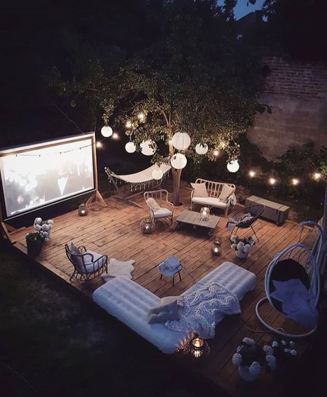 Cozy garden patio with an outdoor cinema! Photo by @marzena.marideko Garden Cinema, Midsummers Night, Backyard Movie Theaters, Outdoor Deck Lighting, Outdoor Movie Theater, Me You, Balkon Decor, Joe Black, Outdoor Cinema