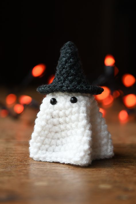 Adorable Ghost Crochet Patterns (Free!) Small Crochet Ghost Pattern Free, Ghost Knitting Pattern, Free Mini Ghost Crochet Pattern, Crochet Patterns Ghost, Mini Ghost Crochet Pattern, Tiny Ghost Crochet Pattern, Diy Crochet Patterns, Christmas Apps, Crochet Car