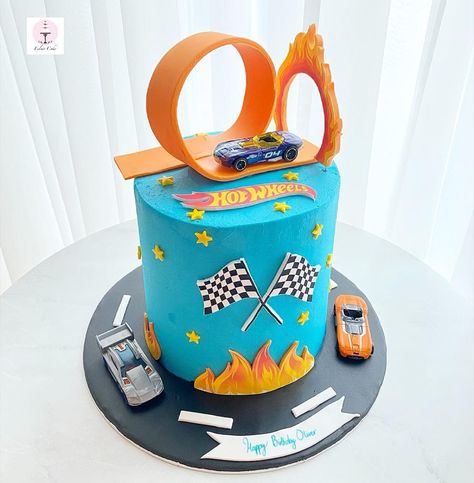 Hotwheels Buttercream Cake, Hot Wheels Birthday Cake Buttercream, 2 Fast Birthday Cake, Hotwheels Birthday Cake, Hot Wheels Themed Birthday Party, Bolo Hot Wheels, Car Cake Tutorial, Baby Boy Birthday Themes, Hot Wheels Cake