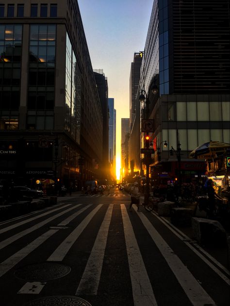 Busy Street, New York Aesthetic, Luxury Aesthetic, Pretty Sky, New York Street, Photo Essay, City Aesthetic, Golden Hour, Dark Aesthetic