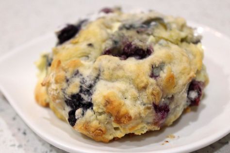 Chocolate Scone, Chocolate Scones Recipe, White Chocolate Scones, Blueberry White Chocolate, White Chocolate Desserts, Berry Scones, Chocolate Scones, Blueberry Scones, Scone Recipe