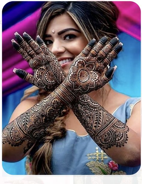 Dulhan Mehndi Photo Shoot, Mehandi Stills For Bride, Mehadi Pose Bride, Mehndi Dulhan Poses, Bride Mehdi Pose, Mahendi Shoot Poses, Mendhi Photo Shoot, Mahendi Bride Pose, Mehedi Poses Bride