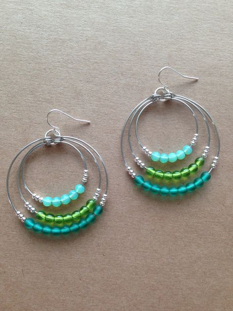 3 hoop beaded earrings / green / silver Hoop Beaded Earrings, Earrings With Beads, Earrings Bead, Bead Diy, Beaded Earrings Diy, Jewelry Making Earrings, Wire Jewelry Designs, Wire Work Jewelry, Earrings Inspiration