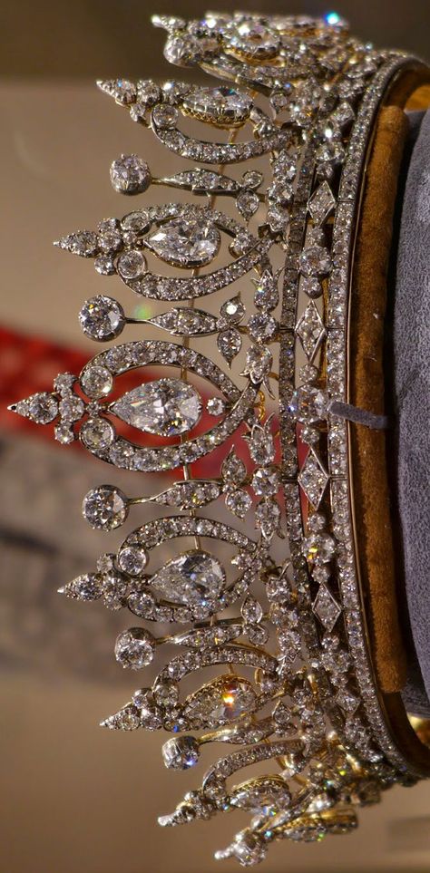 Una tiara-collar de diamantes, que data del último cuarto del siglo XIX, anteriormente perteneciente a María, duquesa de Roxburghe. La tiara se puede desmontar para utilizar como un collar y una diadema fina de diamantes para el pelo. Quince Crowns, Tiara Necklace, Quinceanera Crown, Bijoux Art Nouveau, Royal Crowns, Royal Tiaras, Beautiful Tiaras, Diamond Tiara, Royal Jewels