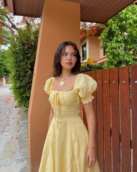 Milk Maid Dress Aesthetic, Cafe Dress Outfit, Yellow Sundress Aesthetic, Sundress Aesthetic, Cafe Dress, Model Streetwear, Yellow Outfits, Party Wear Gowns, Belle Dress