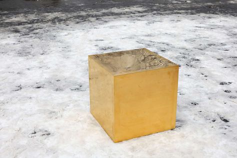 The 410-pound cube had its own security detail. New York City Central Park, Gold Cube, Rich Living, Cast Iron Tub, Private Security, Central Park Nyc, Pure Gold, Walkers, Central Park