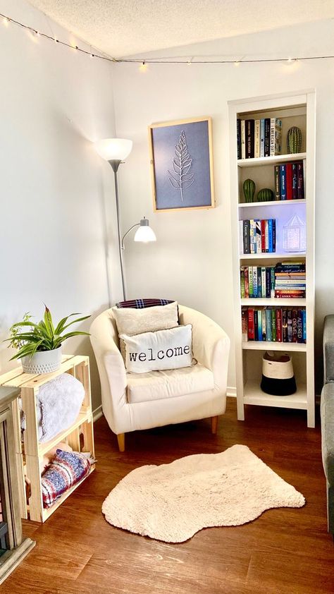 Reading Sofa Corner, Library Corner In Bedroom, Book Reading Corner In Bedroom, Room Corner Decor Ideas Aesthetic, Cozy Reading Corners Nook, Cozy Reading Corners Bedroom, Reading Nook In Living Room Corner, Corner Reading Nook Ideas, Book Nook Corner