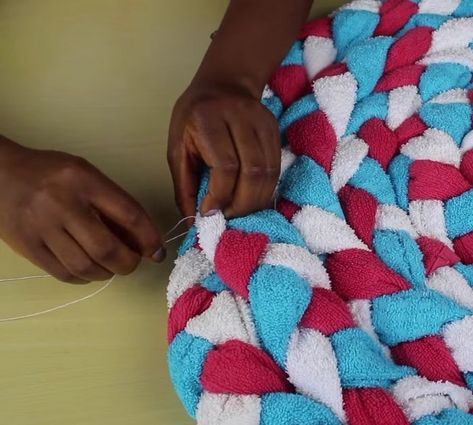 How to sew a bath mat using old towels Towel Rug Diy, Diy Bath Mat, Recycled Towels, 4h Projects, How To Recycle, Towel Rug, Old Towels, Diy Rug, How To Sew