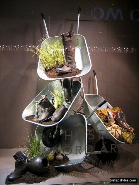 Spring Window Display, Garden Center Displays, Decoration Vitrine, Store Window Displays, Visual Merchandising Displays, Spring Window, Retail Windows, Store Windows, Creative Display