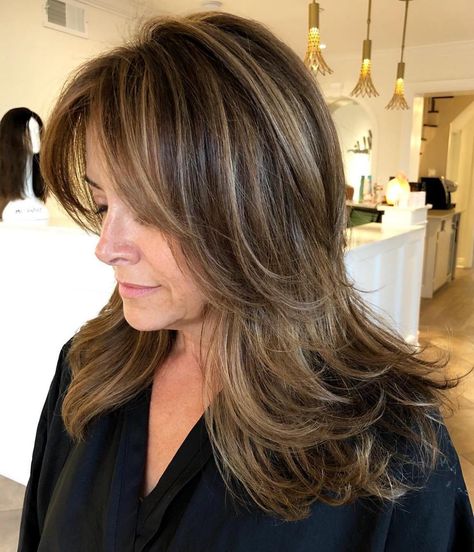 Long Feathered HAirstyle For Women Over 40 Long Hair Over 40, Aging Hair Color, 40 Hairstyles, Over 40 Hairstyles, Hair Shades, Hair Makeover, Hairstyles For Long Hair, Hairstyles Medium, Light Hair