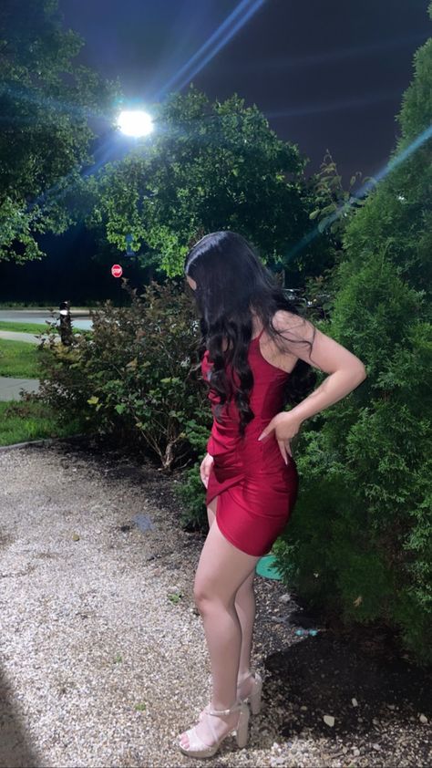 Bucifresa poses. Red dress. Dark long hair. Instagram poses post Dark Long Hair, Dark Red Dresses, Hair Instagram, Long Brown Hair, Instagram Pose, Dark Wear, Girls Wear, Instagram Pictures, Dark Red