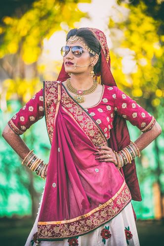 शादी की तस्वीरें, Bridal Pose, Indian Bride Poses, Indian Bride Photography Poses, Makeup Gold, Indian Bridal Jewelry, Indian Wedding Poses, Indian Wedding Bride, Bride Photos Poses