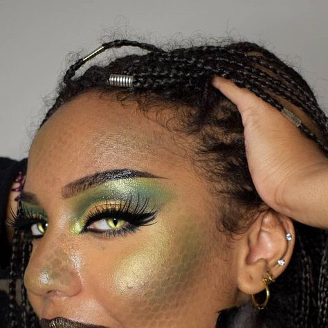 Medusa Eye Makeup Halloween, Lizard Halloween Makeup, Snake Scale Makeup, Snake Scales Makeup, Cool Makeup Halloween Costumes, Snake Eyes Makeup, Frog Makeup Halloween, Snake Face Makeup, Green Goddess Makeup