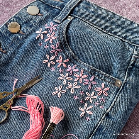 Flower Embroidered Jeans Jean Crafts Ideas Simple, Flower Embroidery Jeans Pocket, Diy Embroidery On Jeans, Beginner Embroidery Ideas, Jeans Upcycle Ideas, Embroidery Inspiration Jeans, Embroidery Overalls, Flower Embroidery Jeans, Embroidered Jeans Diy