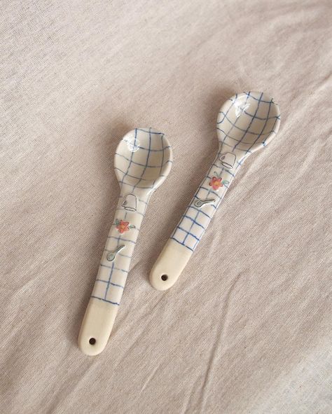 Ceramic spoons #ceramics #pottery #madefromclay #clay #spoon #coffee #tableware #interior #productdesign Pottery Sets Ideas, Clay Spoon, Tableware Ideas, Pottery Spoons, Spoon Ceramic, Pottery Spoon, Pot Ceramic, Cement Crafts, Pottery Dishes