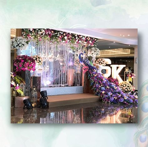 Now here's how you make a lavish statement! Bring a bit of art into your big day with unique installations like this one!  #weddingdecor #decor #decorideas #decorations #weddings #indianweddings #samanidecorators #indianweddingdecor #decorinstallation #peacock #floraldecor #floralideas #bigfatindianweddings Peacock Stage Decoration, Peacock Theme Wedding Decoration, Engagement Theme, Engagement Themes, Indian Reception, Wedding Stage Backdrop, Flower Garland Wedding, Wedding Stage Design, Peacock Theme