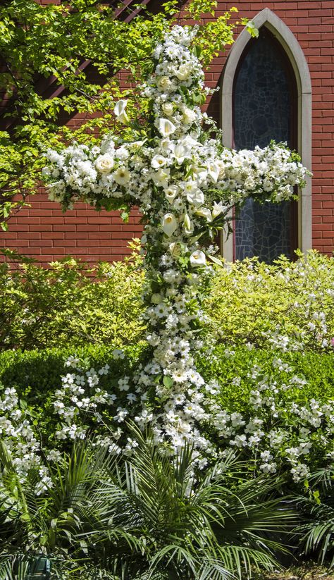 Easter Cross With Flowers, Easter Flower Cross, Cross Covered In Flowers, Flowers On A Cross, Catholic Easter Decorations, Cross Made Of Flowers, Cross Flower Arrangement, Wedding Garden Decorations, Church Wreaths