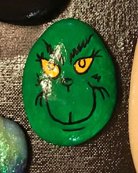 The Grinch. Nativity Painting, Rock Painting Tutorial, Art Pierre, Rock Painting Ideas, Painted Rocks Kids, Christmas Rock, Painted Rocks Craft, Painted Rocks Diy, Rock Painting Ideas Easy