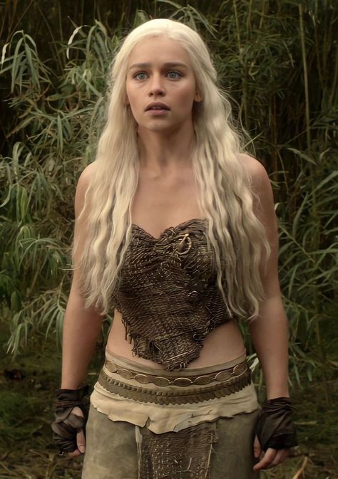 Daenerys Targaryen Dothraki, Daenerys Targaryen Costume Halloween, Daenerys Targaryen Outfits, Daenerys Targaryen Wallpaper, Daenerys Targaryen Costume, Game Of Thrones Khaleesi, Emilia Clarke Daenerys Targaryen, Game Of Thrones Outfits, Female Dragon