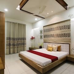 Paneling Living Room, Wood Paneling Living Room, Asian Bedroom, White Wood Paneling, Flat Interior Design, False Ceiling Bedroom, False Ceiling Living Room, Indian Living Rooms, Indian Home Design