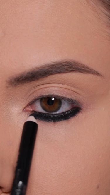 Style with Gorgeous Eye Glam Black Eyeshadow Makeup, Black Eyeshadow Tutorial, Black Makeup Tutorial, Vamp Makeup, Eyeshadow Smokey Eye, Black Eye Pencil, Black Smokey Eye Makeup, Makeup Stencils, Black Eye Makeup