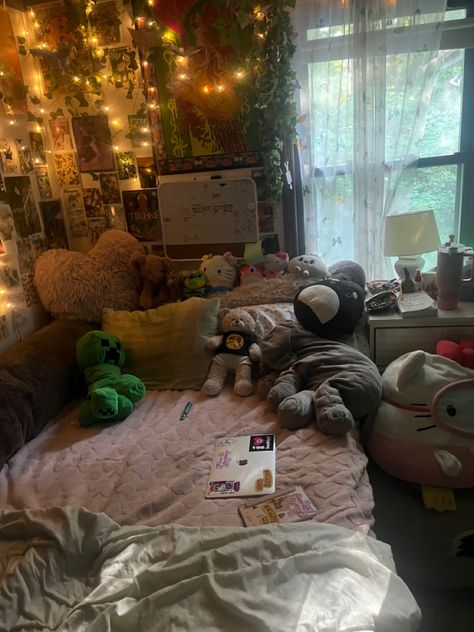 Dorm Room Stuffed Animals, Beds With Stuffed Animals, Cozy Cute Bedroom Aesthetic, Bedroom Ideas With Plushies, Messy Cozy Room, Cluttered Aesthetic Room, Bed With A Lot Of Stuffed Animals, Room Inspo Cozy Comfy, Outdoorsy Room Ideas