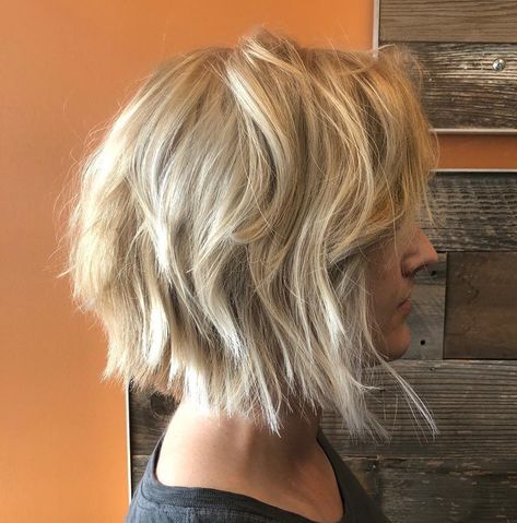 Messy Choppy Blonde Bob Choppy Chin Length Hair, Choppy Blonde Bob, Messy Short Bob, Shag Hairstyles Short, Blonde Bob Short, Choppy Bob With Bangs, Messy Bob Haircut, Short Stacked Hair, Short Textured Hair