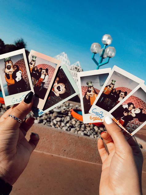 Disney Photo Ideas Friends, Disneyland Pics, Aesthetic Travel Pictures, Disney Poses, Disney Trip Outfits, Disneyland Photos, Disney Photo Ideas, Disney World Pictures, Disney Paris