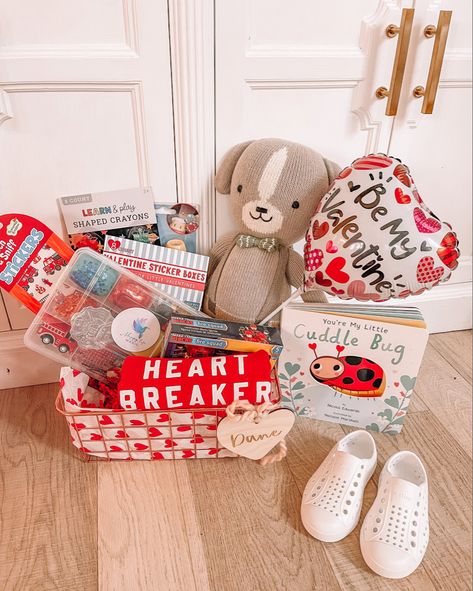 Sharing some gift basket ideas for baby and toddlers for Valentine’s Day! Valentine Gift Toddler Boy, Valentine’s Day Basket Ideas For Kids, Boy Valentine Basket Ideas, Toddlers Valentines Gifts, Valentines Day Baskets For Toddlers, Kid Valentines Gifts, Valentines Gift For Little Boys, Valentine’s Day Ideas For Toddlers, Kid’s Valentines Basket