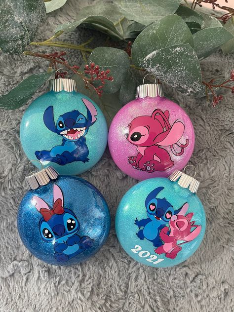 Stich Christmas Ornament | Christmas Ornament | Stich Gift | Holiday Ornament by MagdaryDesigns on Etsy Disney Christmas Baubles, Vinyl Christmas Ideas, Christmas Ideas Diy Gifts, Christmas Ideas Diy, Vinyl Christmas Ornaments, Christmas Tree Ornament Crafts, Disney Christmas Tree, Disney Christmas Ornaments, Bee Lover Gifts