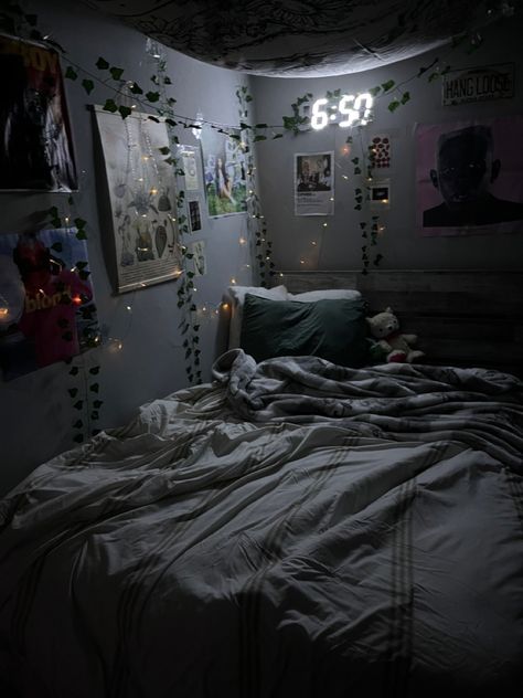 Small Room Ideas Aesthetic Black, Twlight Eclipse Aesthetic Room, Guys Room Aesthetic Cozy, Darker Room Aesthetic, Shifting Room Ideas, Dark Chill Room Aesthetic, Scary Bedroom Aesthetic, Small Bedroom Ideas Dark, Tomboy Bedroom Ideas