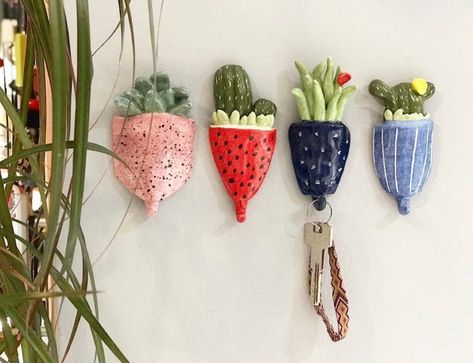 Ceramic Key Holder, Key Holder Diy, Diy Air Dry Clay, Pottery Houses, Advanced Ceramics, Cactus Pot, Clay Diy Projects, Pottery Painting Designs, Pottery Handbuilding