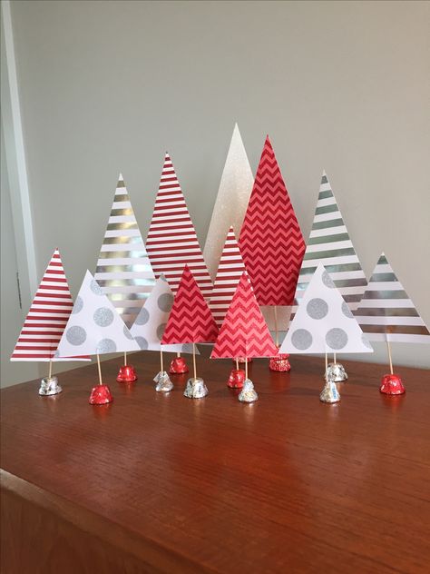 Easy Christmas Party Table Decorations, Paper Christmas Table Decorations, Christmas Table Ideas Diy, Christmas Table Diy Decorations, Diy Christmas Tree Table Decor, Christmas Table Brown Paper, Paper Christmas Tree Centerpiece, Christmas Tablescapes Ideas Centerpieces, Christmas Tree Centerpieces For Table